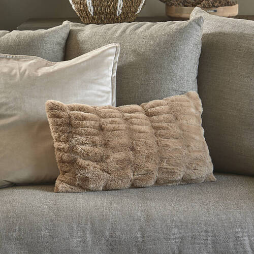 Riviera Maison Poszewka na poduszkę ze sztucznego futra w kolorze koniakowym Belfort Faux Fur Pillow Cover 50x30 cm poliester